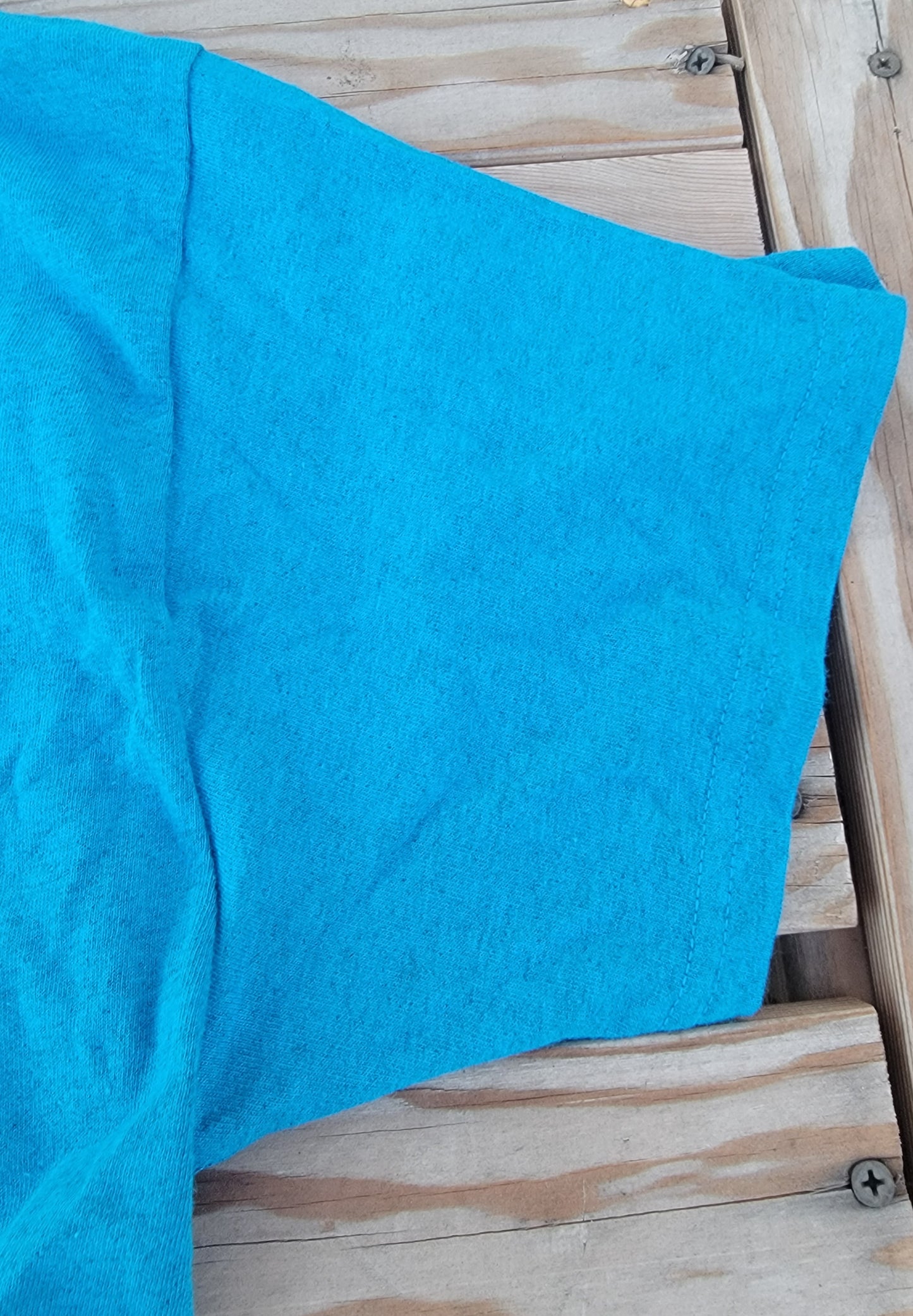 Brand new corvette sting ray large t-shirt
brand new blue corvette stingray large t-shirt. shirt has three angles of silver stingray on the back. t-shirt is in near perfect condition.
