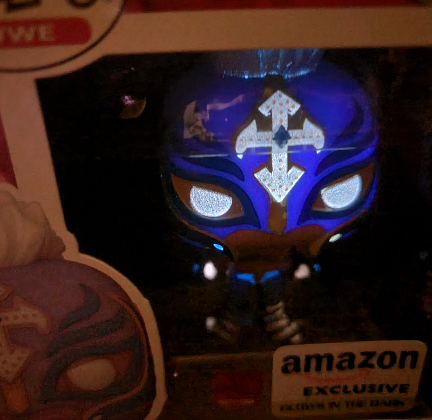 Rey mysterio amazon exclusive funko # 93 (nib)
brand new glow in the dark wwe mysterio funko pop. pop has one damaged too back corner and will be shipped in a compatible pop protector.