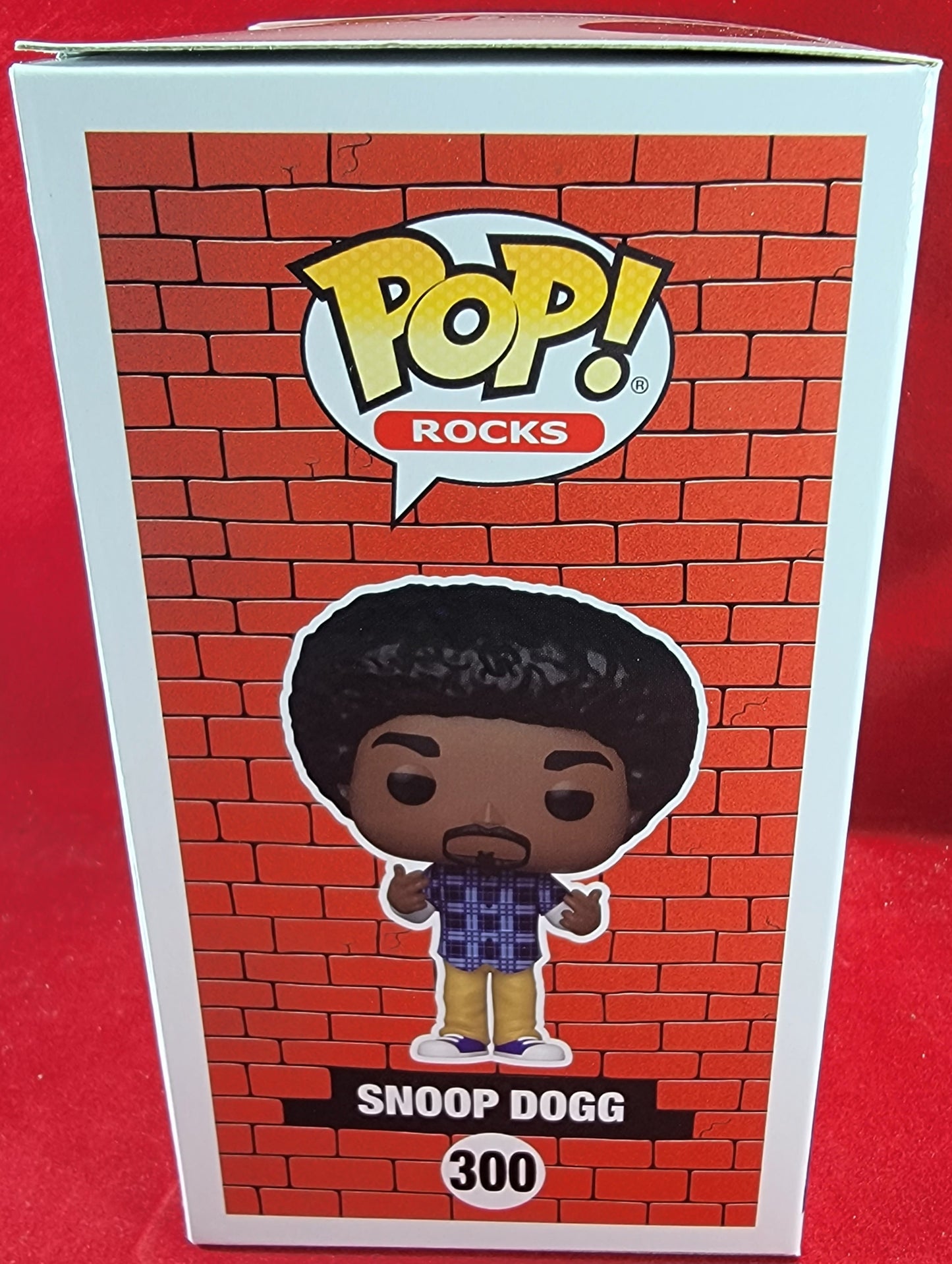 Snoop Dogg funko # 300 (nib)
brand new snoop rapper funko pop. snoop dog is in all afro glory in khakis with blue plad. pop is in near perfect condition and will be shipped in a compatible pop protector.
