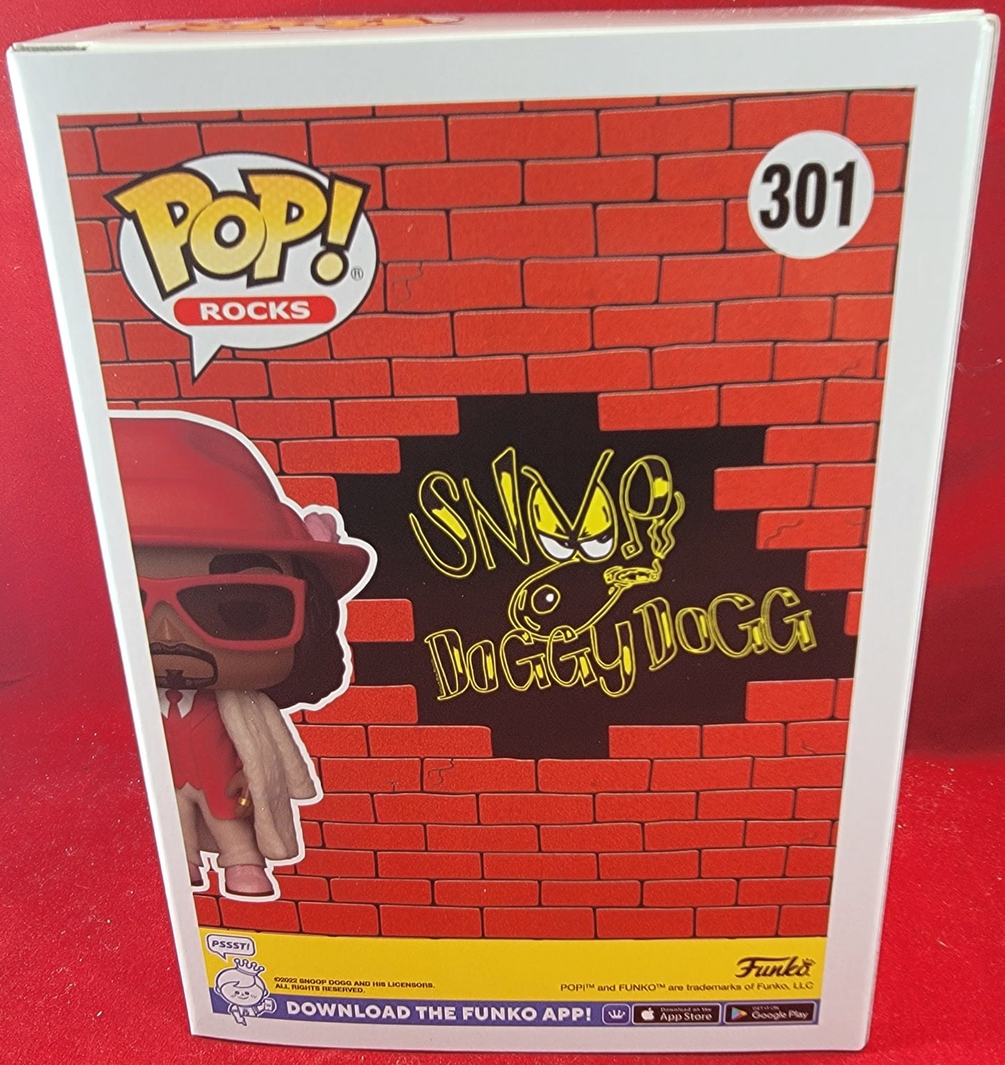 Snoop dog funko # 301 (nib)
brand new snoop funko. pop has snoop in red and khaki with snoop Dogg mike in hand. pop has a few lite scratches on the plastic and will be shipped in a compatible pop protector.