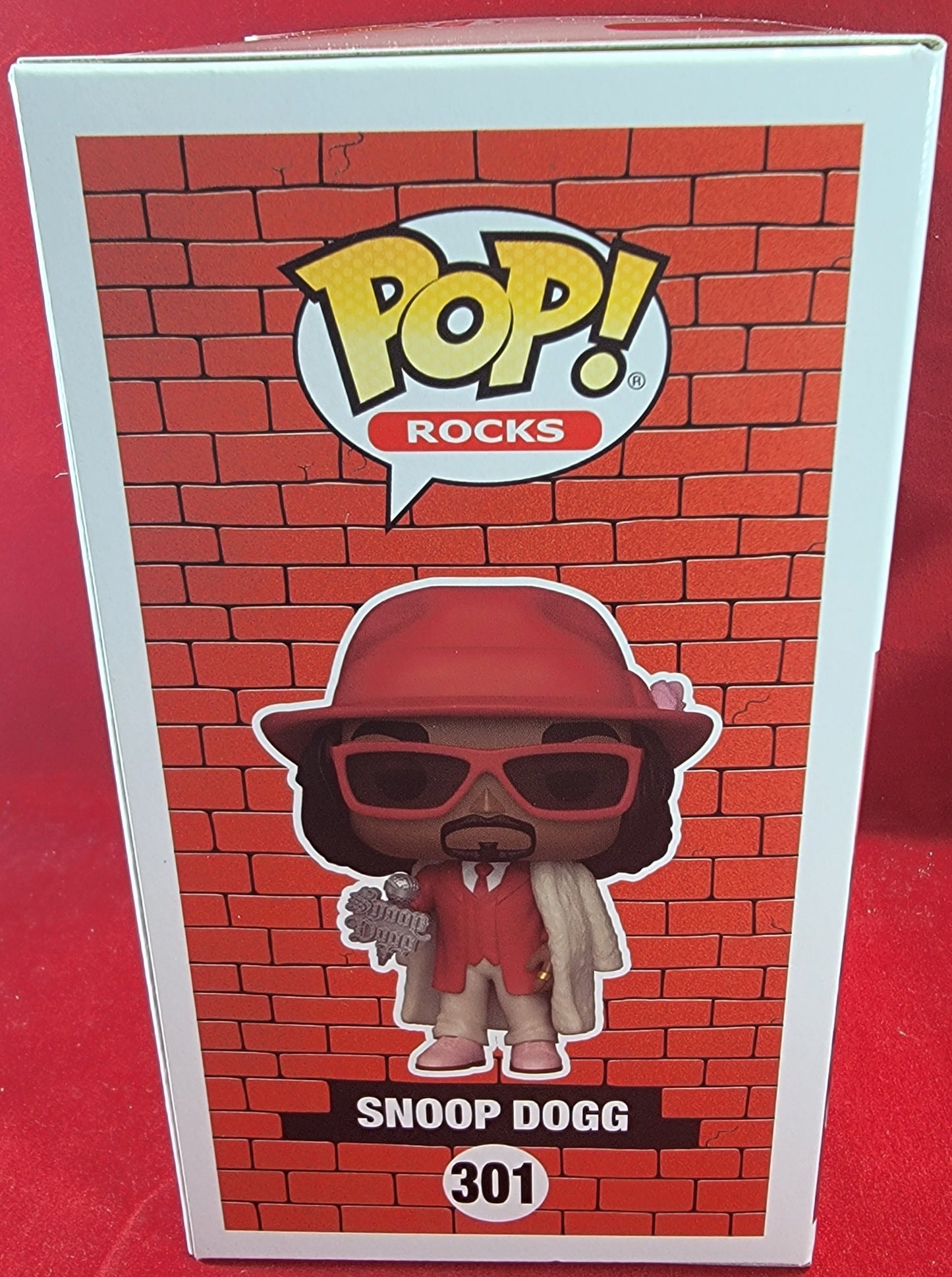 Snoop dog funko # 301 (nib)
brand new snoop funko. pop has snoop in red and khaki with snoop Dogg mike in hand. pop has a few lite scratches on the plastic and will be shipped in a compatible pop protector.