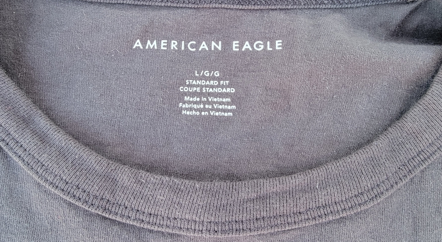 American Eagle large t-shirt
brand new grey and white eagle shirt with the words elevated nomadic goods. t-shirt is on new condition.