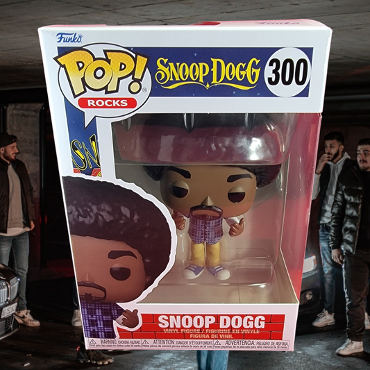 Snoop Dogg funko # 300 (nib)
brand new snoop rapper funko pop. snoop dog is in all afro glory in khakis with blue plad. pop is in near perfect condition and will be shipped in a compatible pop protector.