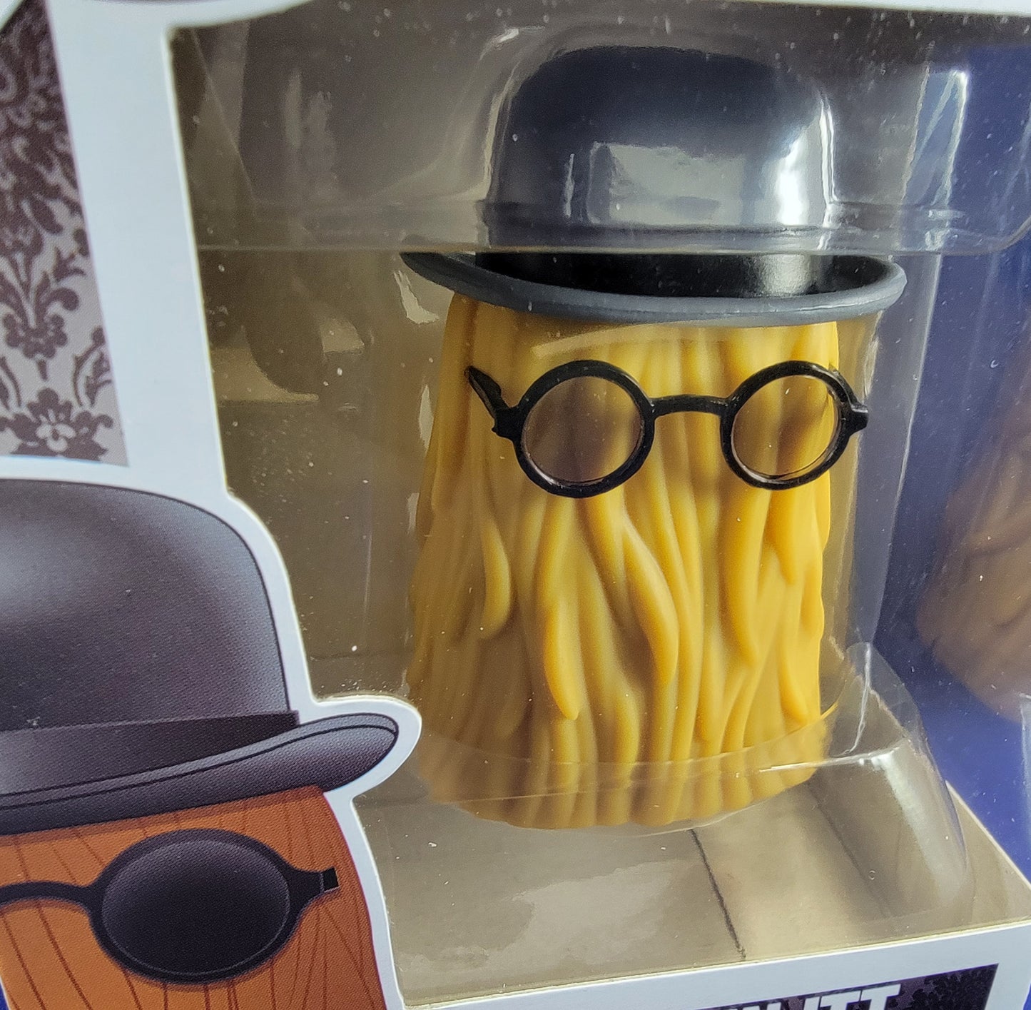 Cousin itt funko # 814 (nib)
With pop protector