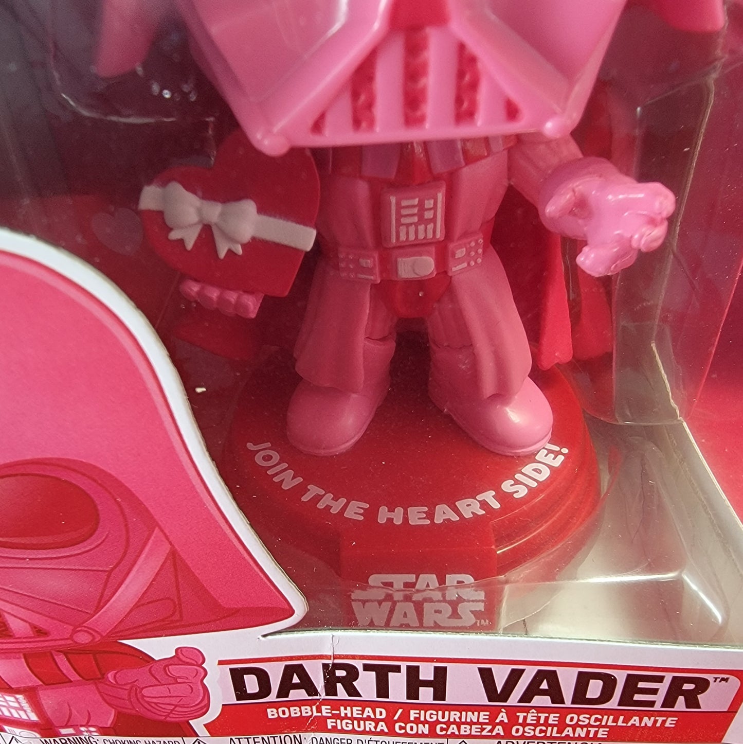Darth Vader Valentine's Funko # 417 Star Wars (nib)
Darth vader with a box of chocolates and the words "join the heart side  !"  Box has some damage so please refer to pictures.  Pop will be Shipped in a compatible pop protector.