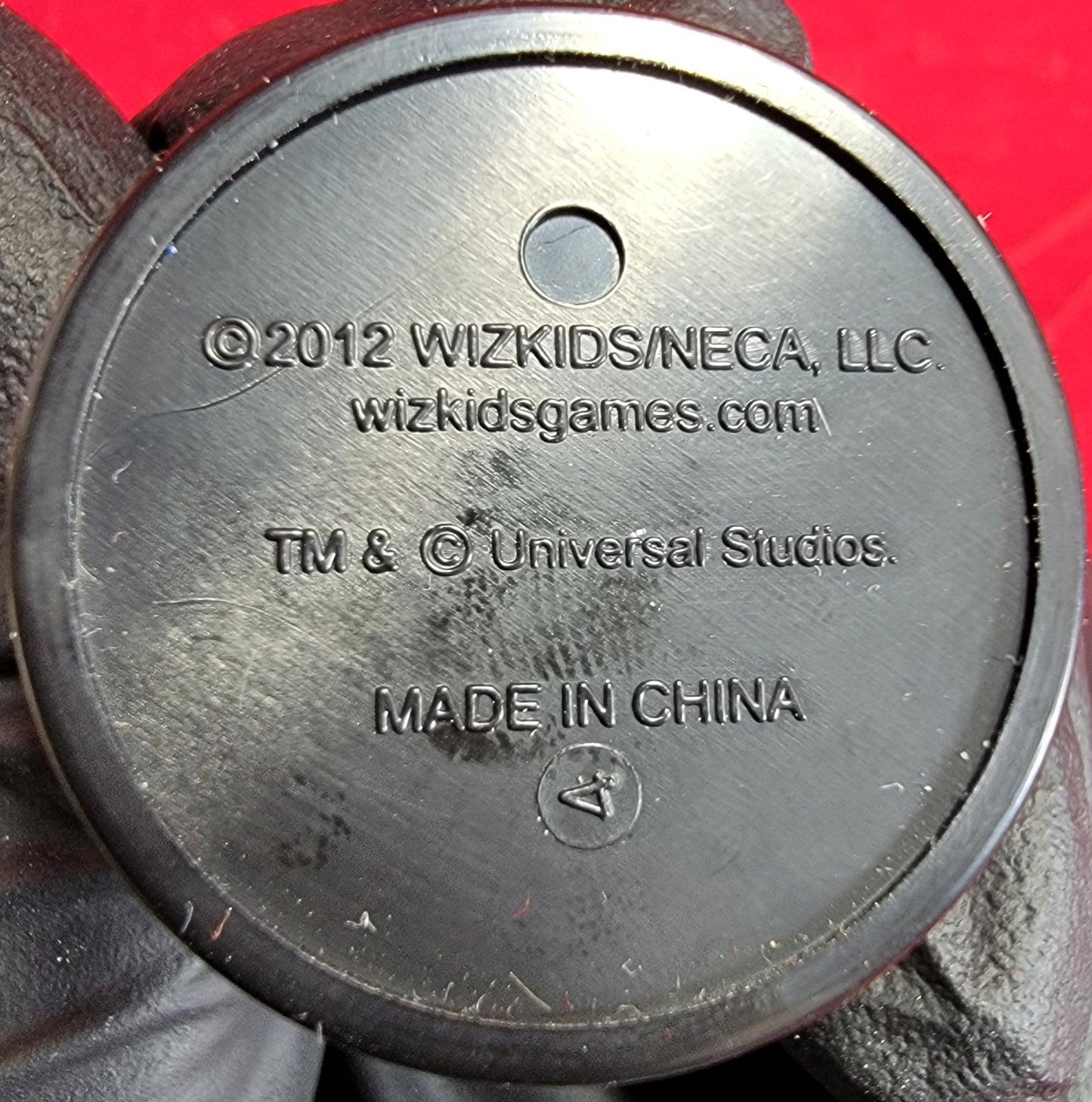 E.t. blind mini (2012)
brand new 1 3/4 inch e.t. wrapped in white sheet riding in a bicycle basket. item is produced by wizkids/neca llc.