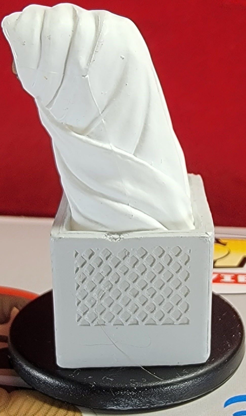 E.t. blind mini (2012)
brand new 1 3/4 inch e.t. wrapped in white sheet riding in a bicycle basket. item is produced by wizkids/neca llc.