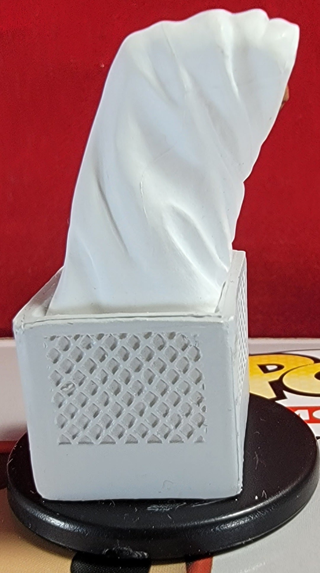 E.t. blind mini (2012)
brand new 1 3/4 inch e.t. wrapped in white sheet riding in a bicycle basket. item is produced by wizkids/neca llc.