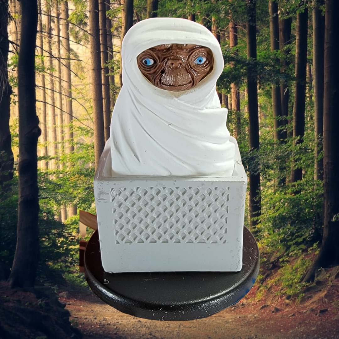 E.t. blind mini (2012)
brand new 1 3/4 inch e.t. wrapped in white sheet riding in a bicycle basket. item is produced by wizkids/neca llc.